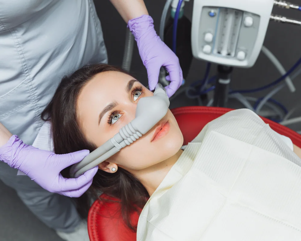 Ragazza con la mascherina per la sedazione cosciente